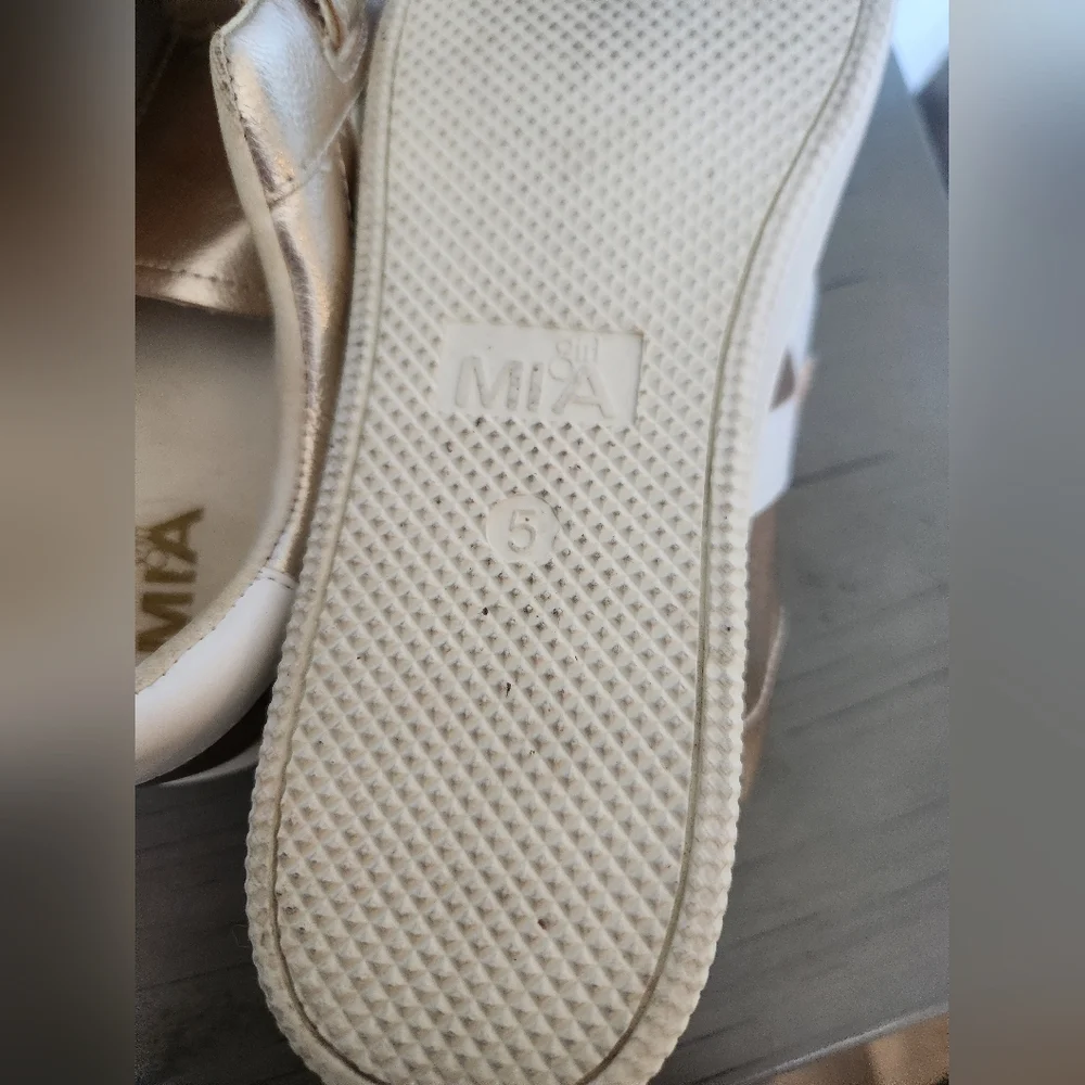 Girls Mia Gold Shoes